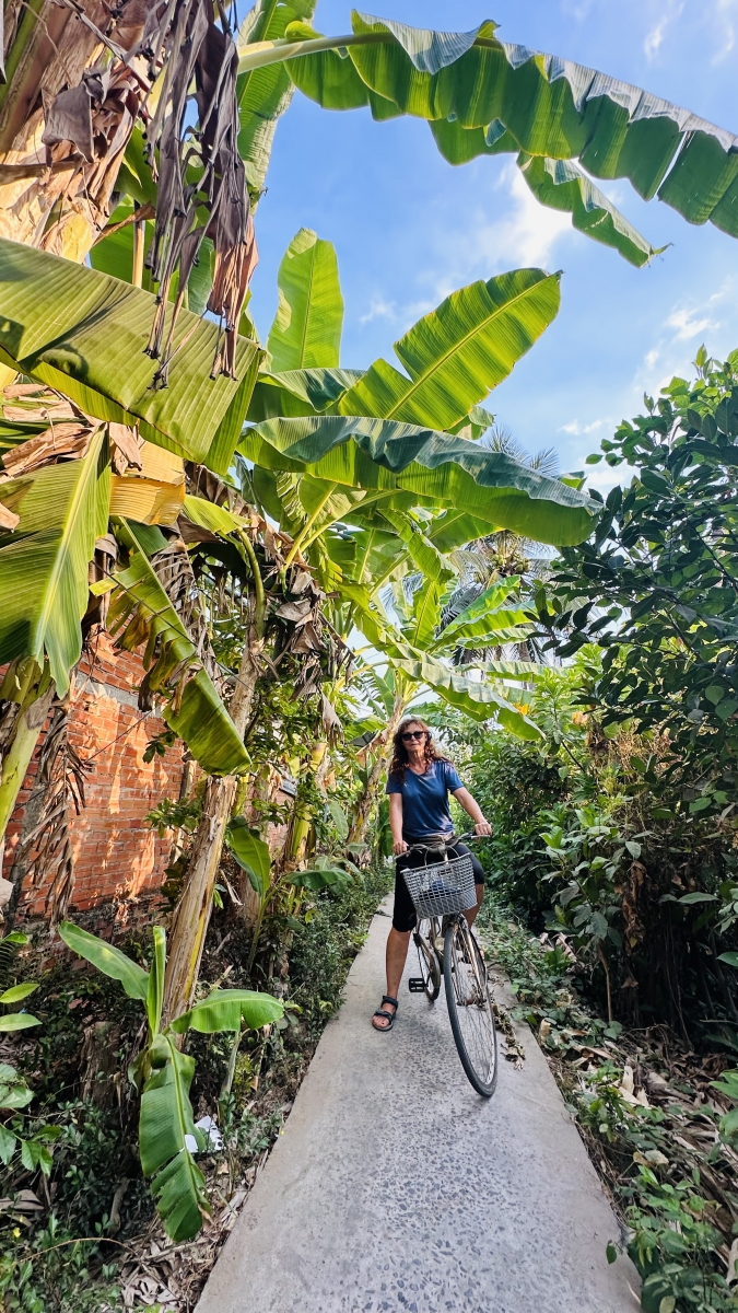 Paula op een fiets in Vietnam