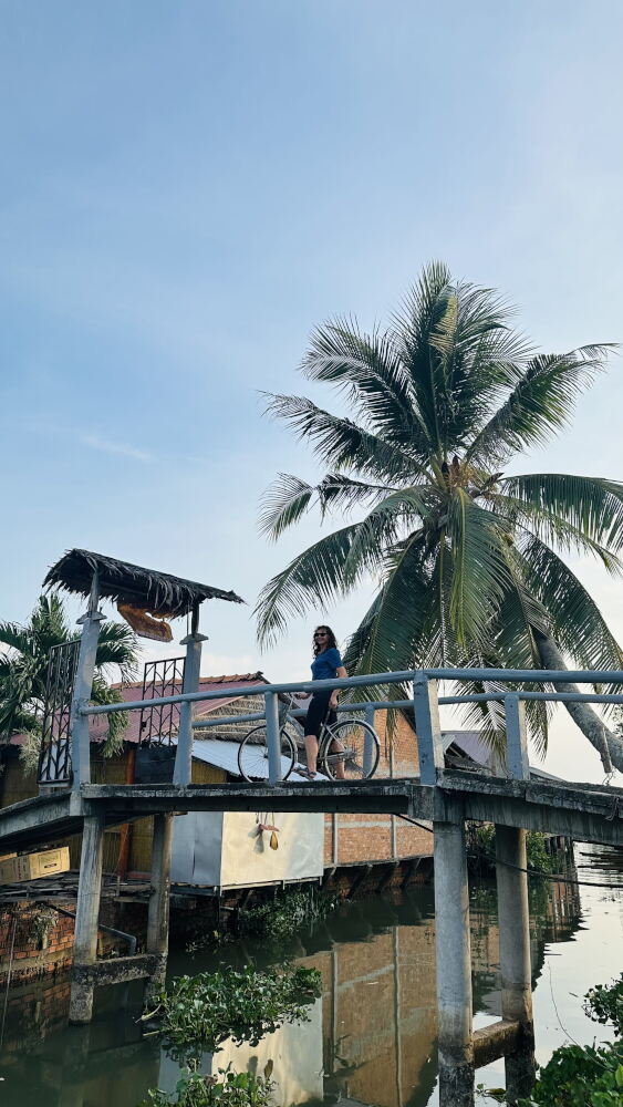 Paula op een fiets in Vietnam